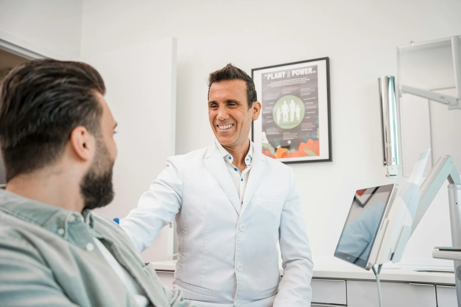 Pacient zâmbitor discutând relaxat cu medicul dentist