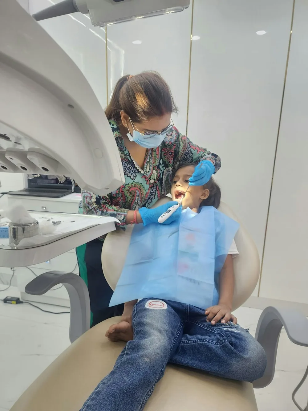 Copil la control stomatologic, relaxat pe scaun