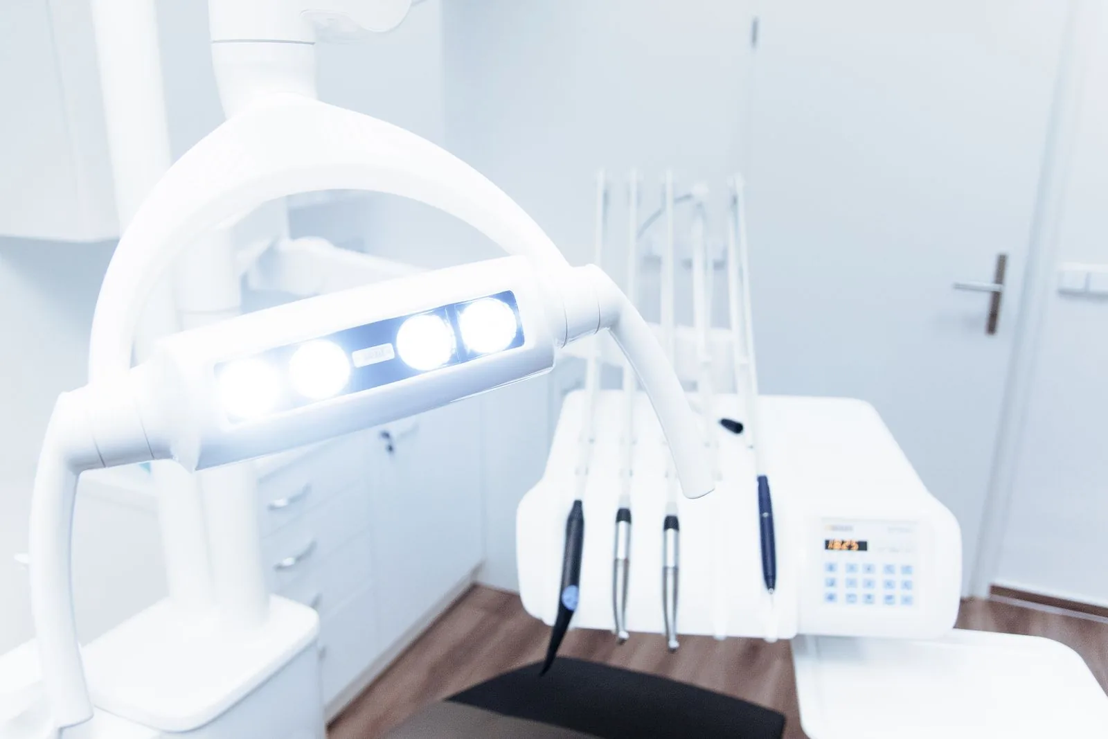 Unit dentar cu lampă LED