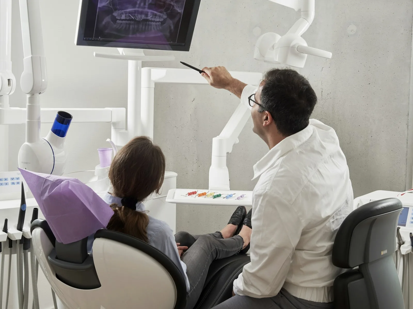 Dr. Andrei Ionescu îi explică unei paciente radiografia dentară