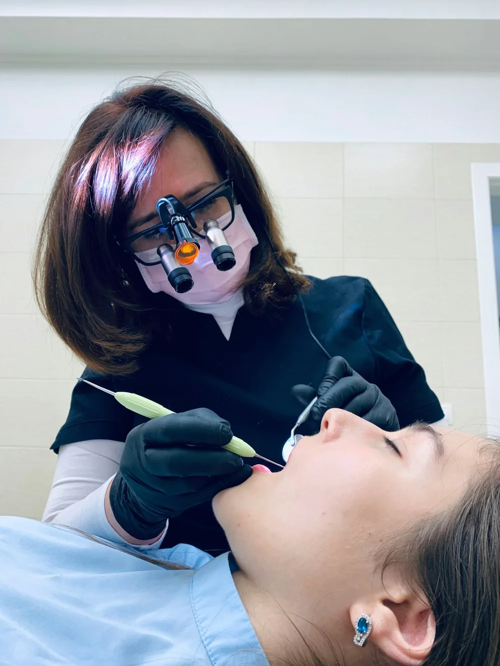 Dr. Ioana Moldovan la lucru, cu lupe de mărire
