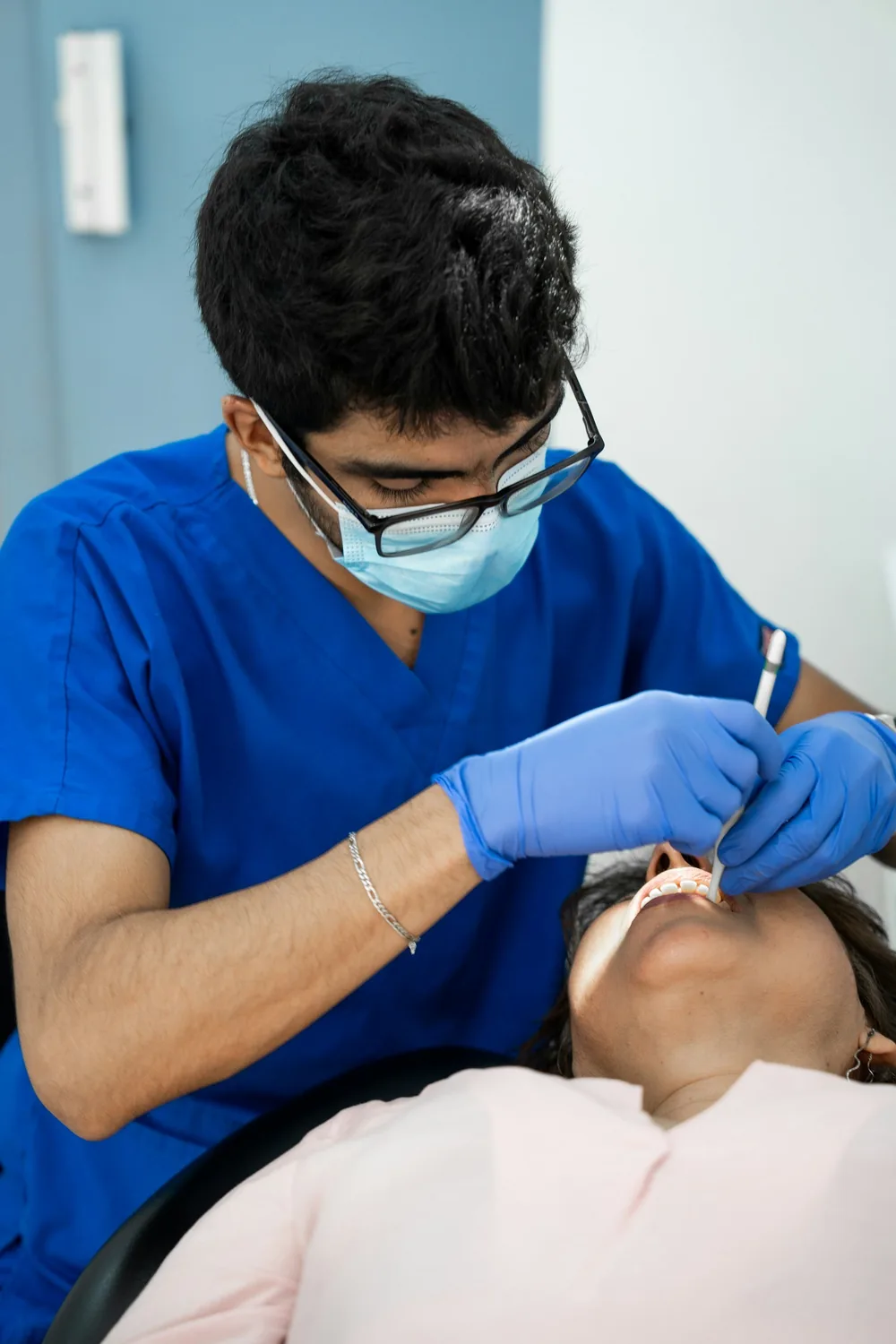 Dr. Andrei Oprea consultând un pacient