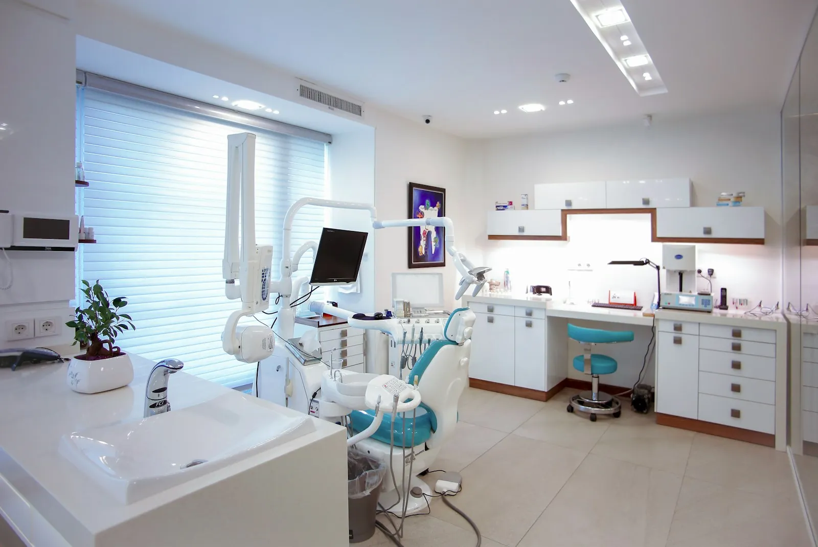 Cabinet stomatologic modern, luminos, cu unit dentar alb